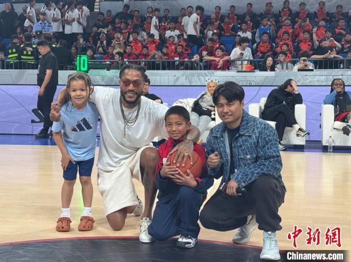 NBA球星罗斯成都行：化身梦想教练传授篮球技巧