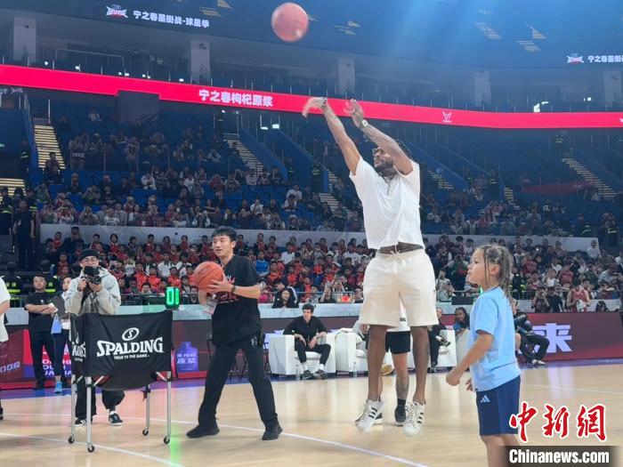 NBA球星罗斯成都行：化身梦想教练传授篮球技巧