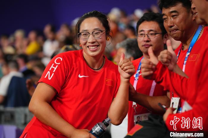 冯彬巴黎奥运摘银 教练期待她冲击70米大关