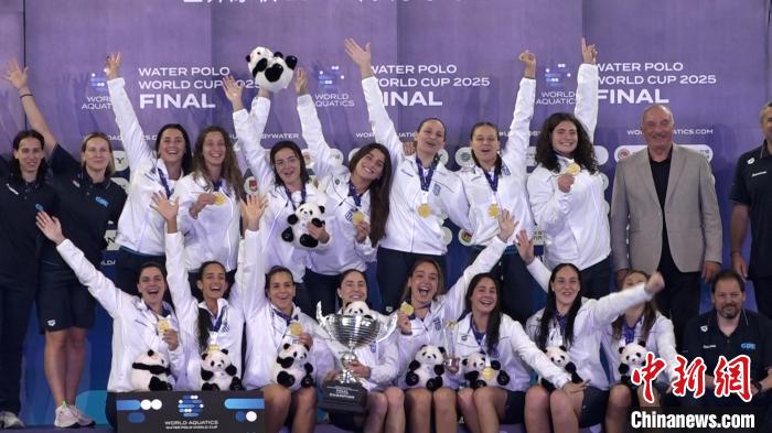 希腊队夺金成焦点 奖杯添熊猫玩偶引热议