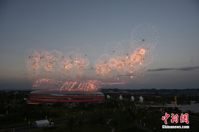 成都大运会开幕式以太阳神鸟、蜀锦蜀绣与大熊