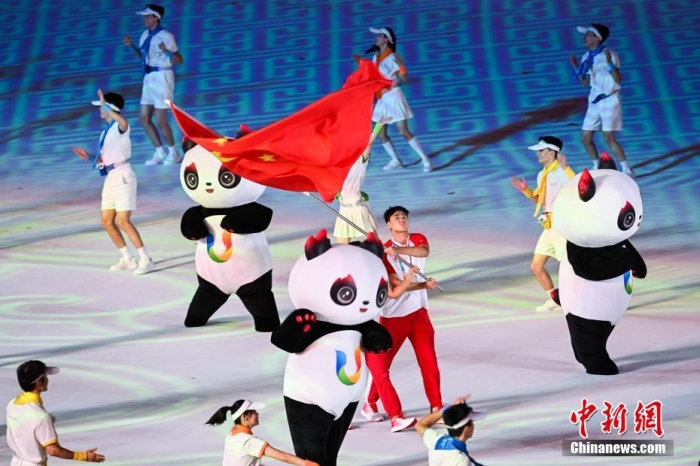 成都大运会开幕式以太阳神鸟、蜀锦蜀绣与大熊