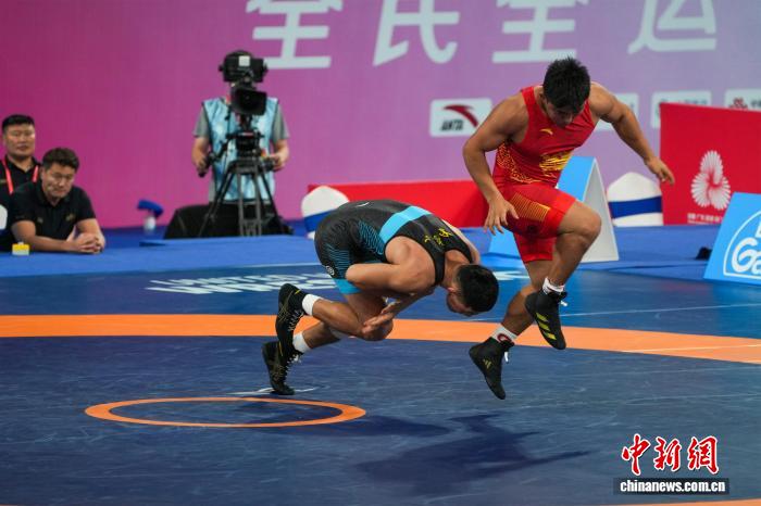 邓志伟在全国运动会男子自由式125公斤级比赛中