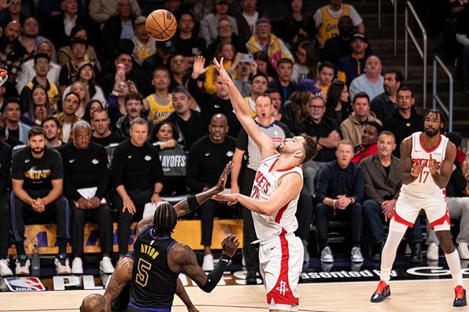 湖人两连胜扩大优势 申京数据亮眼却难救火箭